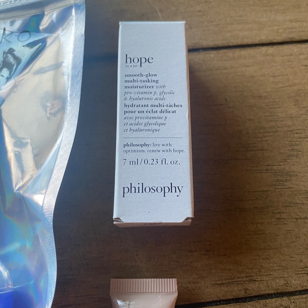 Makeup bundle - eyeshadow stick, moisturizer, eyeshadow primer, highlighter - Picture 4 of 5